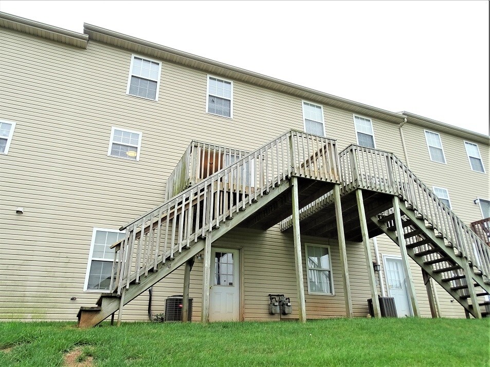 Building Photo - 822 Woodridge Dr