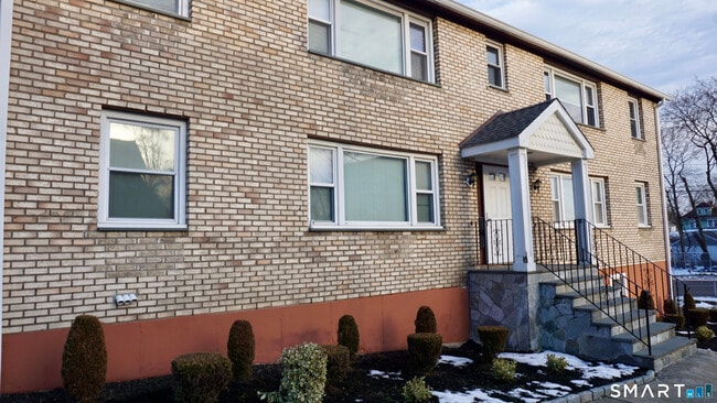 Building Photo - 28 Sampson St