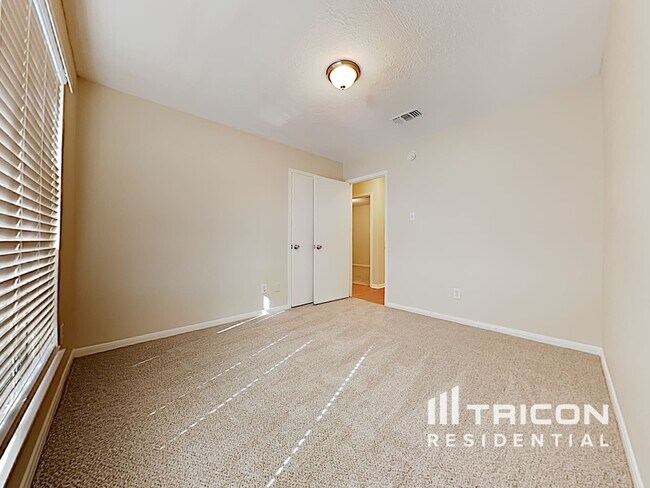 Building Photo - 7911 Bluff Trail Dr