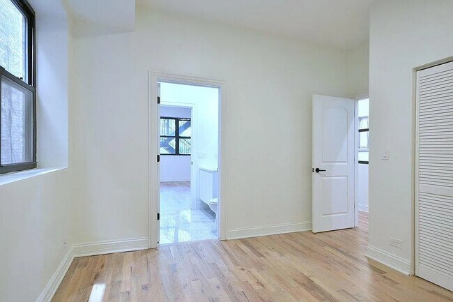 Building Photo - 5733 N Winthrop Ave