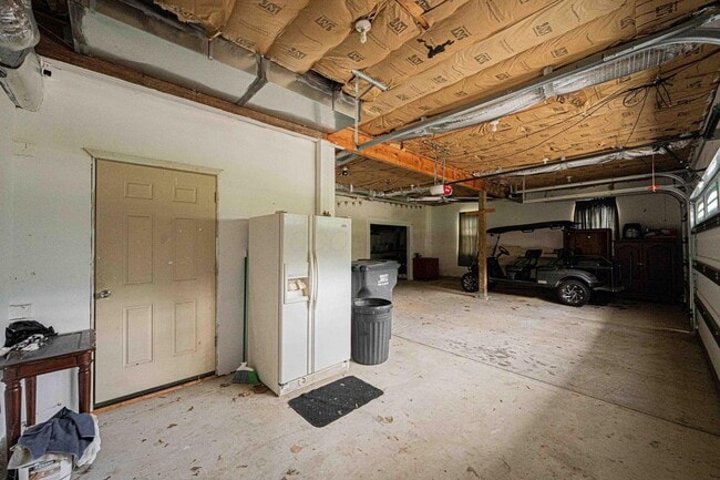 Building Photo - Beautiful 3 Bedroom Fully Furnished House ...