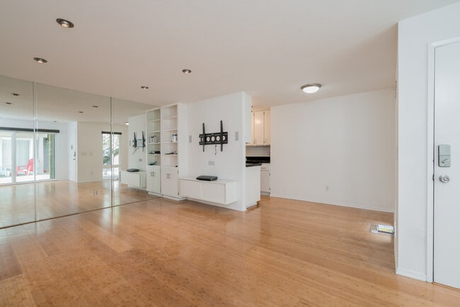 Building Photo - 2252 Via Aprilia