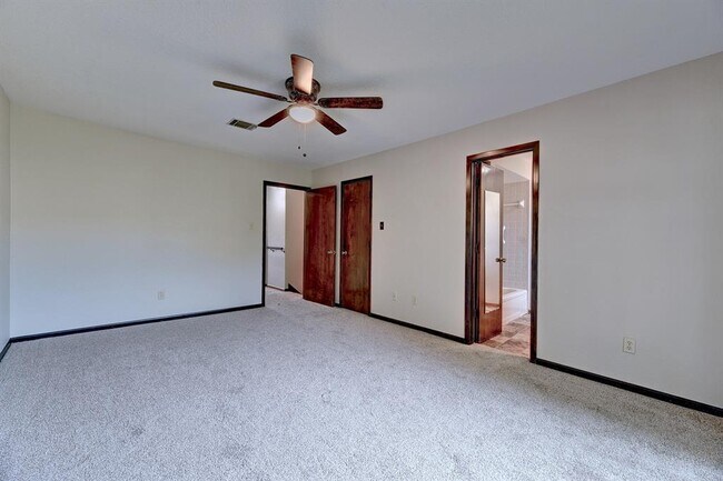 Building Photo - 10 Cypress Fairway Village