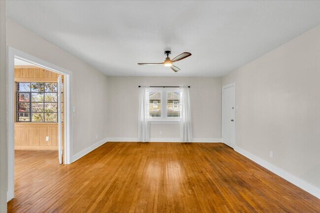 Building Photo - 2 bedroom off of Historic Victory Drive and minutes from Daffin Park