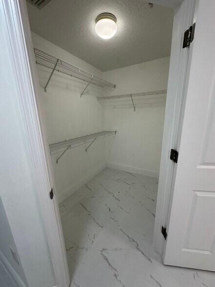 Building Photo - 9825 Baywinds Dr