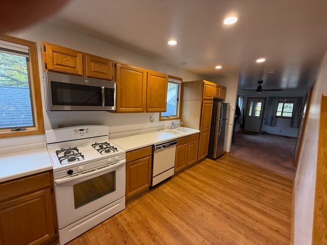 Building Photo - 709 Manor Dr