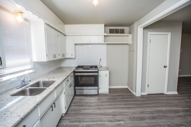 Building Photo - Spacious 4 Bed 2 Bath with Big Backyard