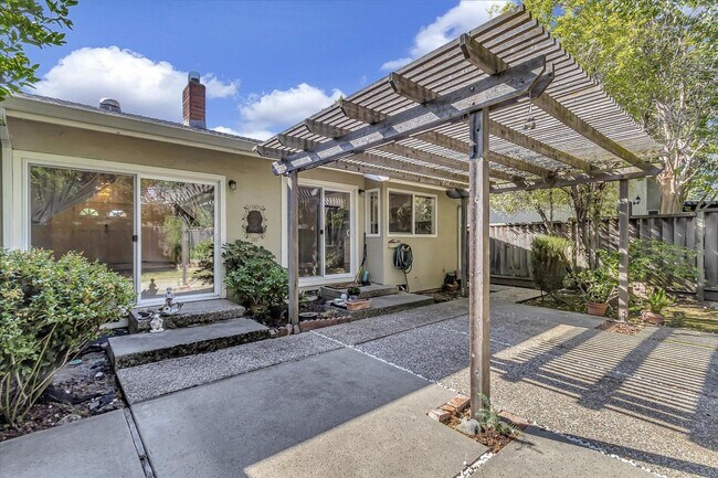 Building Photo - Great Location! Great Schools! Month to Mo...