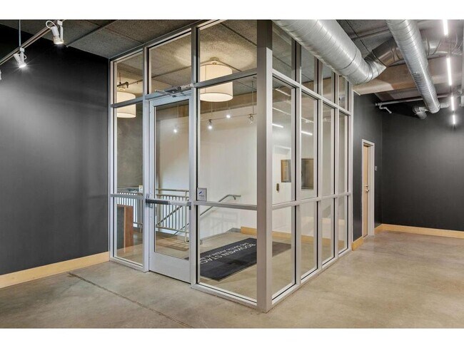 Building Photo - 345 N 6th Ave