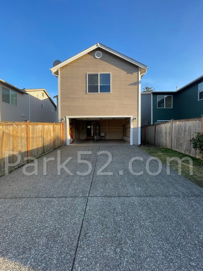 Building Photo - 3- Bedroom DuPont Area Single Family Home