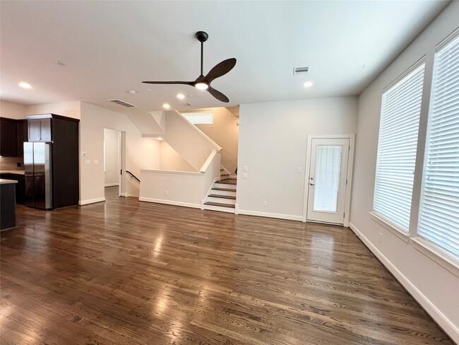 Building Photo - 942 W 18th St