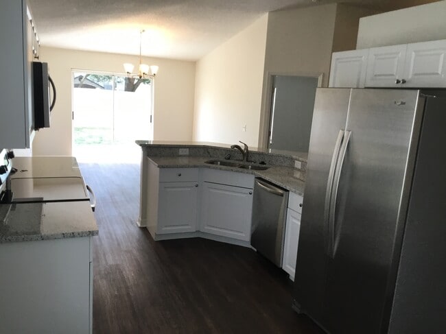 Building Photo - 914 Stallion Way