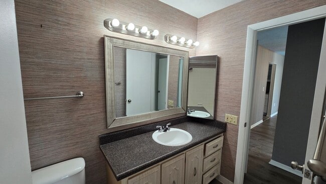 Building Photo - 3 bedroom 2 bath 2nd floor condo