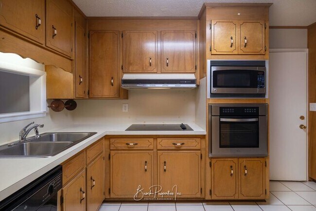 Building Photo - 6395 Duquesne Dr