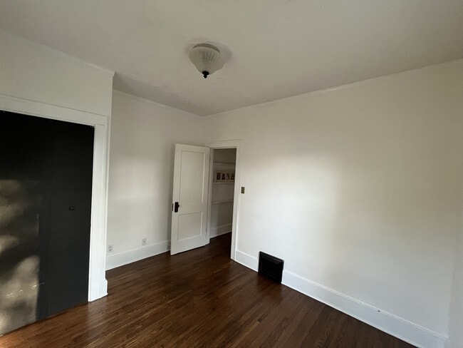 Building Photo - 1117 E Glen Ave