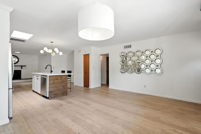 Building Photo - Totally remodeled home in prime Tempe Loca...