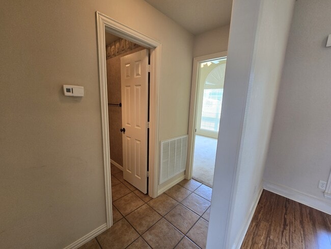 Building Photo - 15298 Wagon Wheel Cir