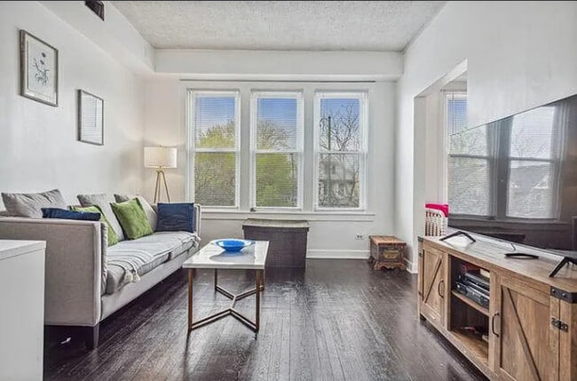 Building Photo - 4833 N Ashland Ave