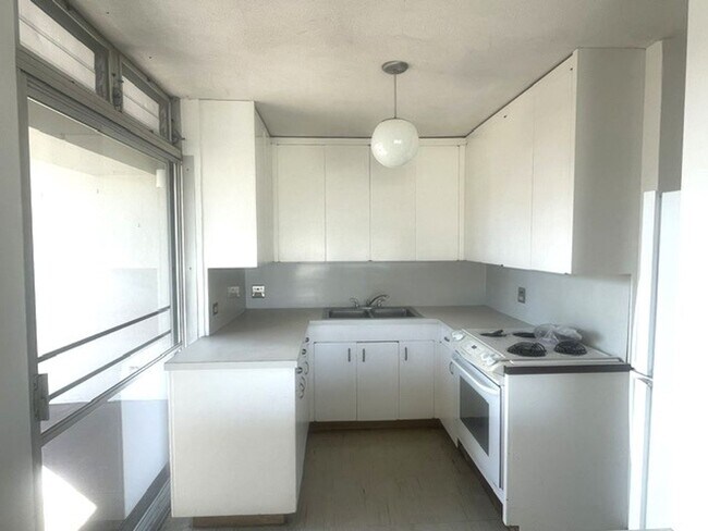 Building Photo - Queen Emma Gardens- King Tower Apt. # 1547