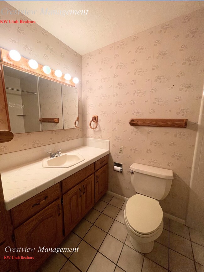 Building Photo - Charming Home with Expansive Yard in Prime Draper Location