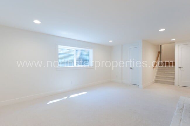 Building Photo - Exceptional Remodel Near Waluga Park