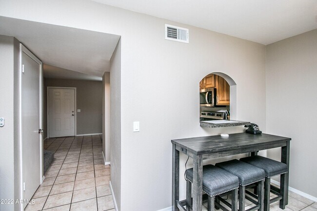 Building Photo - 626 W 14th St