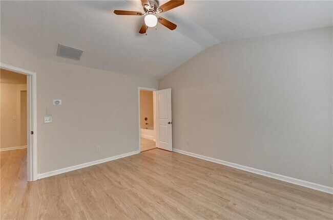 Building Photo - 2152 Greencrest Cir