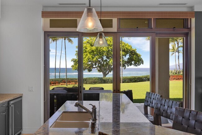 Building Photo - Luxury 3-Bed Condo at Coconut Grove. Ocean...