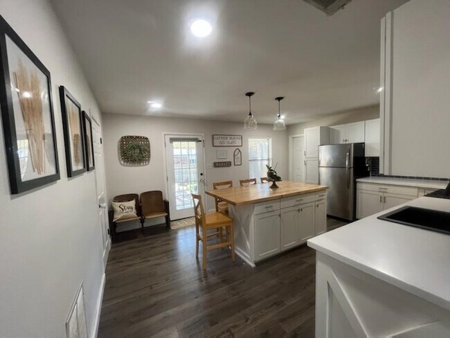 Building Photo - 302 Medio Vista Dr