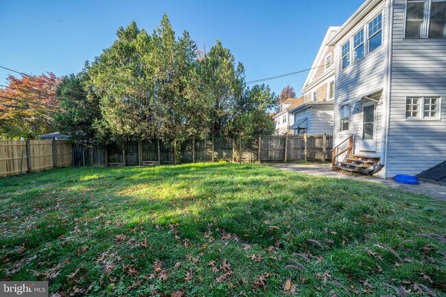 Building Photo - 709 E 20th St