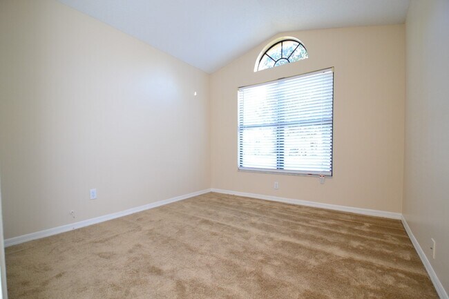 Building Photo - Gorgeous fully upgraded pool home in Ovied...