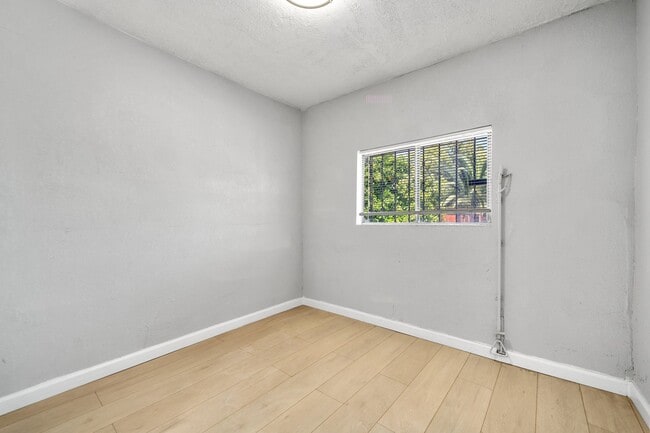 Building Photo - 2034 Eastlake Ave