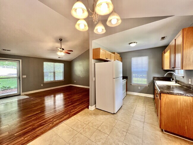 Building Photo - CONVENIENT LOCATION 3 Bedroom