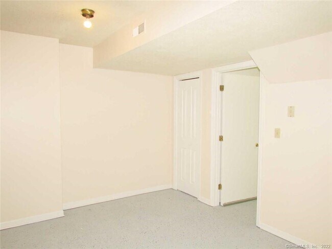 Building Photo - 1229 Winsted Rd