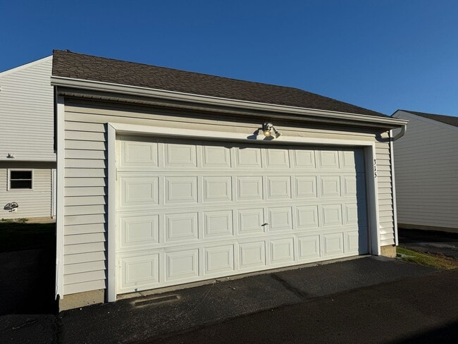 Building Photo - Charming 3 bedroom, 2.5 bath home located in Lehner Woods