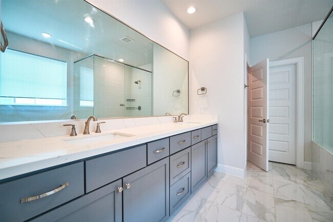 Building Photo - 2802 Grand Fountains Dr