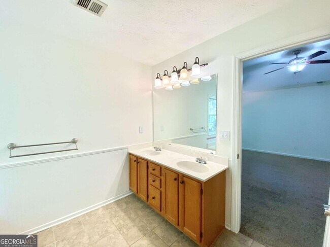 Building Photo - 640 Suwanee Lakes Cir NW