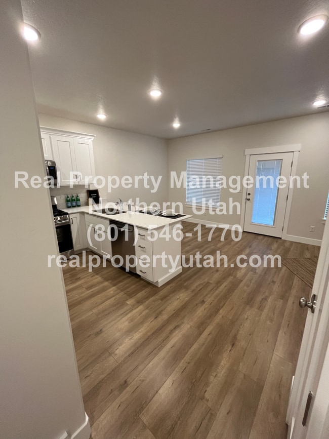 Building Photo - 3 Bedroom 2.5 Baths End Unit Townhome Avai...