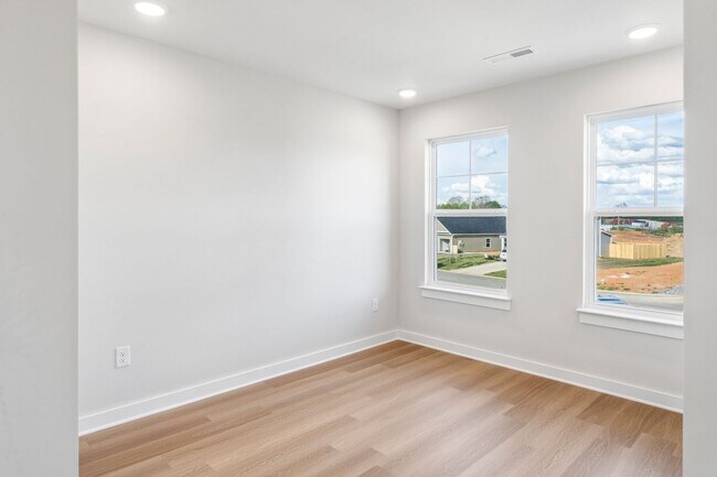 Building Photo - Brand new home in a great location central to all of Tri-Cities