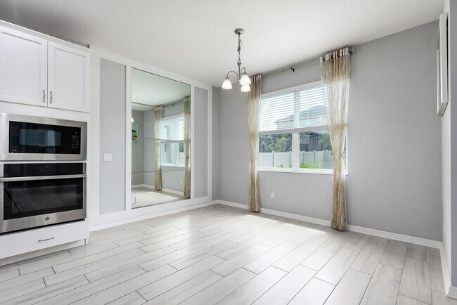 Building Photo - PRATICALLY BRAND NEW HOME IN GATED COMMUNITY!