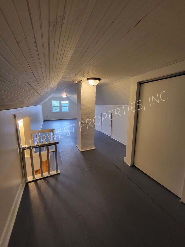 Building Photo - 329 SE 79th Ave