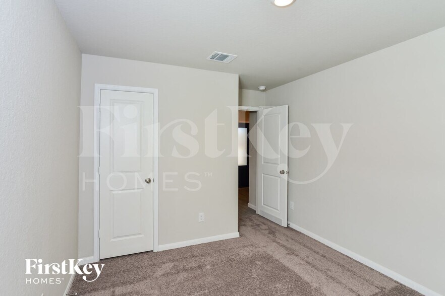 Building Photo - 15015 Maskette Ave