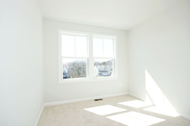 Building Photo - Walkable, Dog-Friendly Townhome Near Downtown Crozet