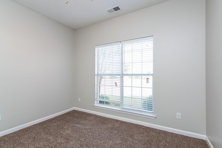 Building Photo - 5820 Lillian Bend Dr