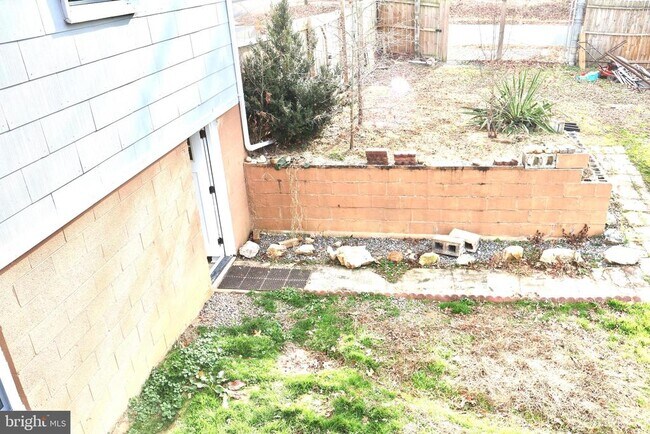 Building Photo - 147 Deacon Rd