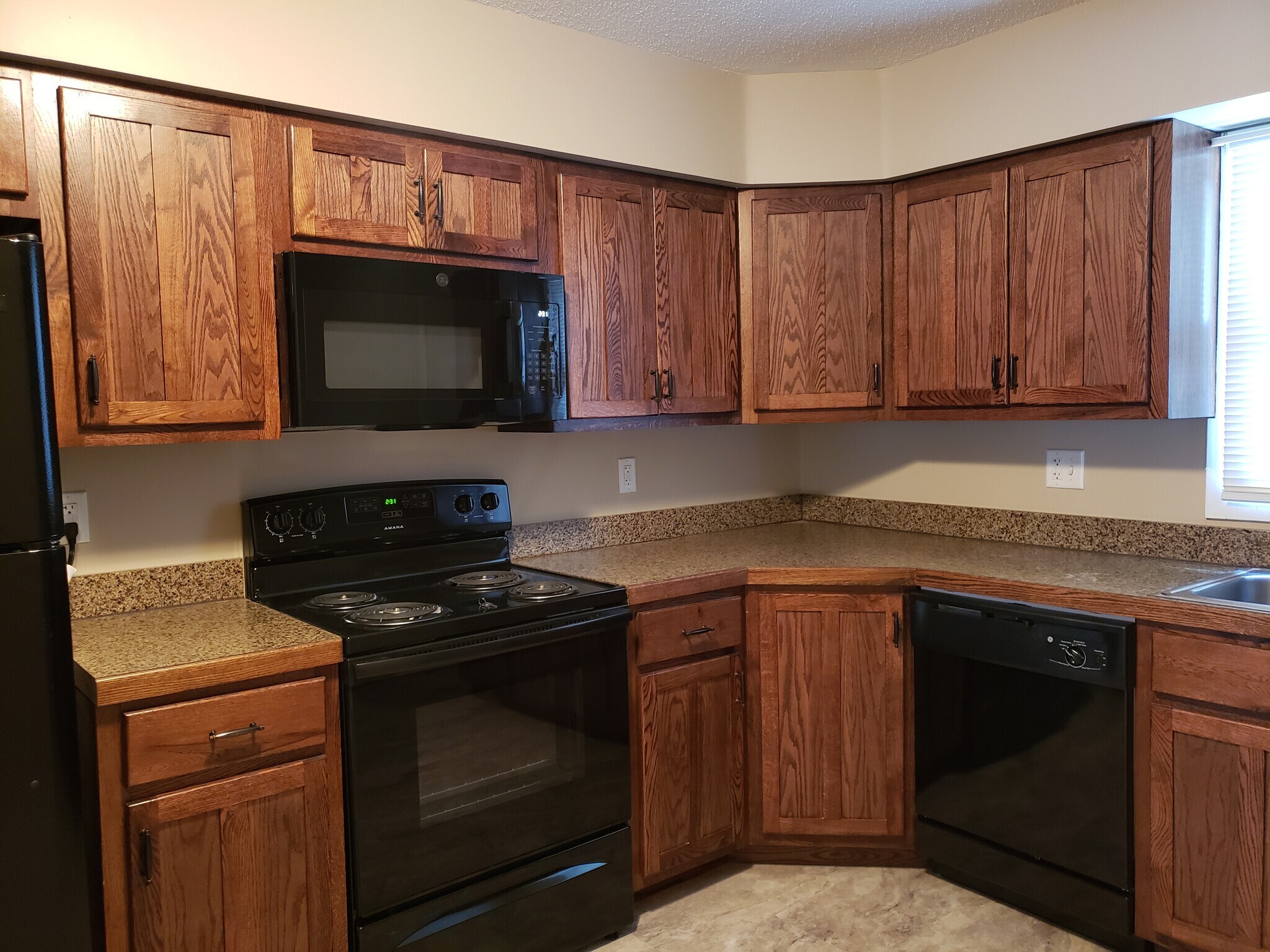 Building Photo - 1521 N Dakota Ave