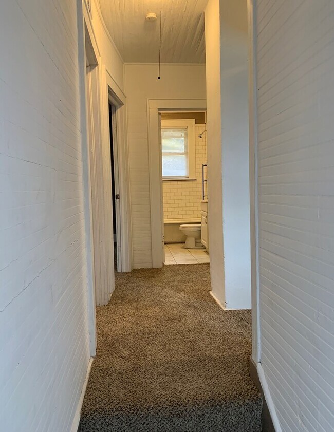 Building Photo - Spacious 4 Bedroom, 2 Bath Two-Story Home