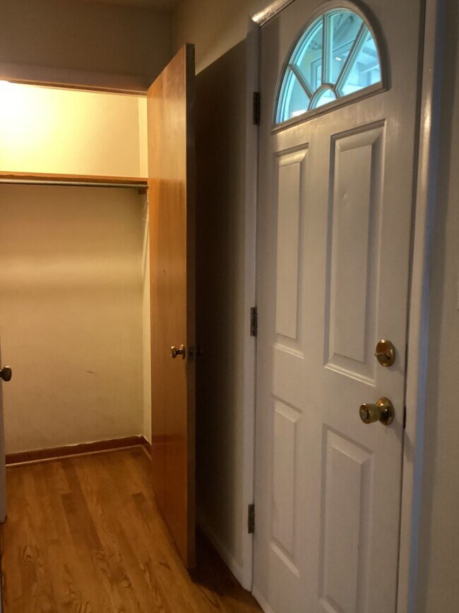 Building Photo - Roomy Updated Home in Established Neighbor...