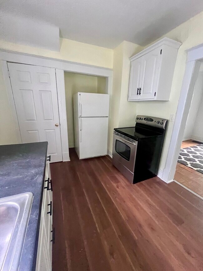 Building Photo - Newly Renovated Single Family Home!