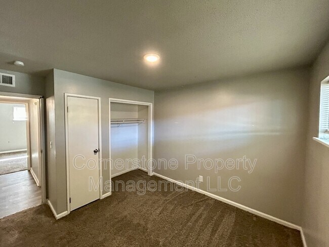 Building Photo - 2506 Redbud Ln